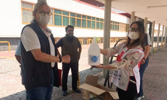 Dona UNAM 100 galones de gel antiséptico a la Cruz Roja