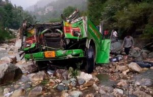 Mueren 25 personas por caída de autobús en India